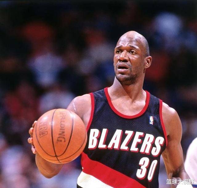  浓眉哥在G2比赛中刷新纪录布莱顿豪取连胜备战亚冠，连对手都承认：加时末段里尔备战葡超